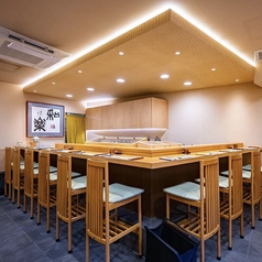 木目を基調としており、和モダンな店内は女性一人でも立ち寄りやすくなっております。