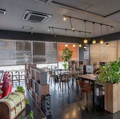 開放感あふれる店内には、ゆったりとお過ごしいただけるテーブル席をご用意。パーテーションや観葉植物が程よく視線を遮り、落ち着いた雰囲気の中でお食事をお楽しみいただけます。