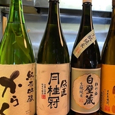 1合からご注文いただける日本酒、4合瓶からお選びいただく日本酒と揃えております。時期によってボトルの種類が変化します。