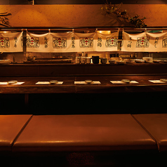 臨場感たっぷりのカウンター席！目の前で調理風景も楽しめ、焼き鳥や野菜巻き串、もつ鍋などのメニューがのれんに並び、食欲をそそる雰囲気満点！気軽さとライブ感が魅力で、ひとり飲みにもピッタリ！