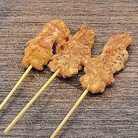 3本418円～とリーズナブルでコスパ抜群の炭火焼き鳥