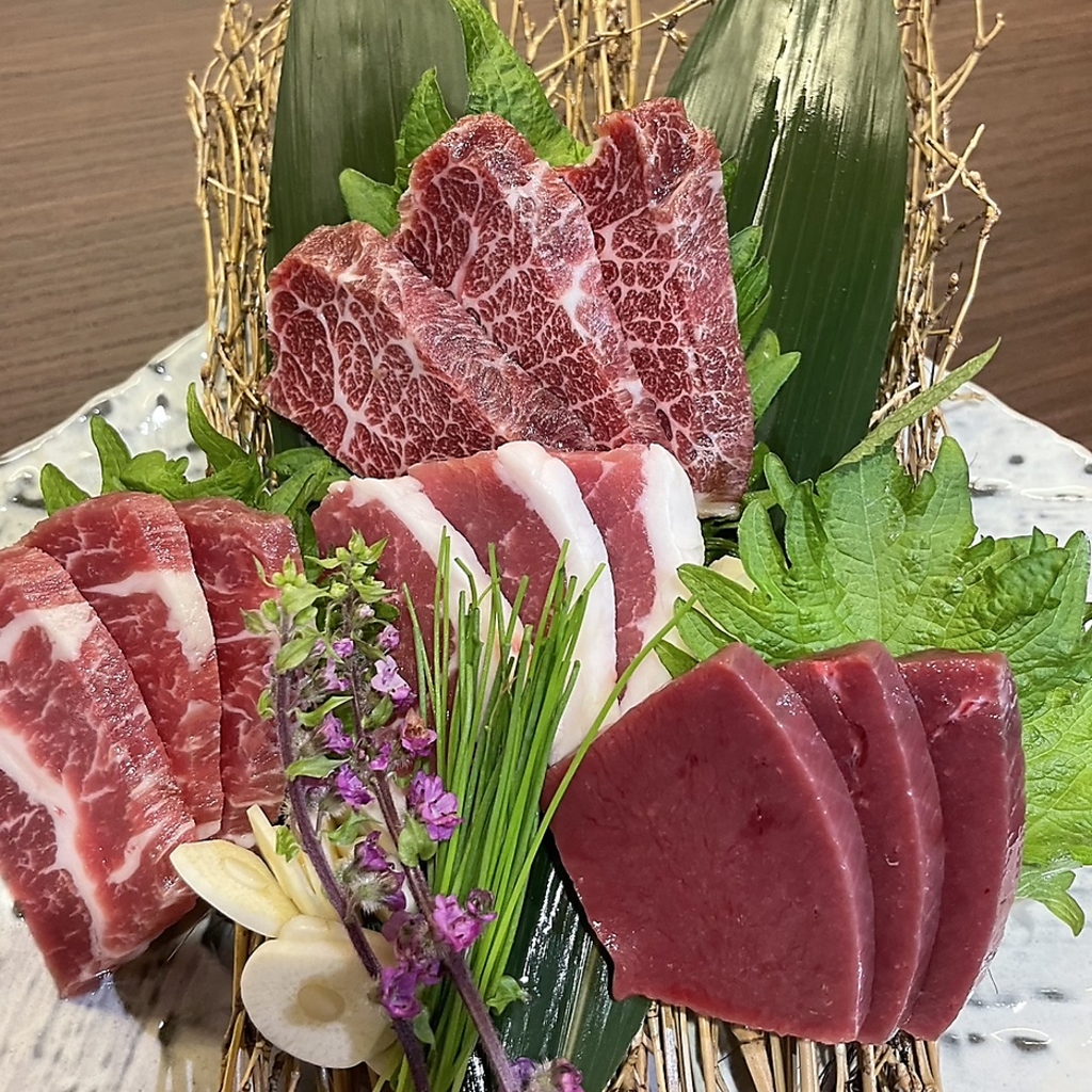 「馬刺し盛り合わせ」は頼みはじめに是非注文したい逸品