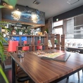 落ち着いた雰囲気の店内でゆったりと過ごせるテーブル席。