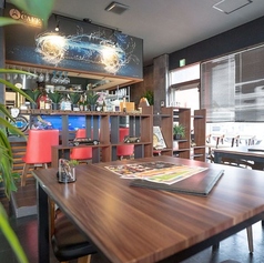 落ち着いた雰囲気の店内でゆったりと過ごせるテーブル席。