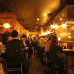 お洒落で活気に溢れる店内は仕事終わりの1杯にもデートにも◎