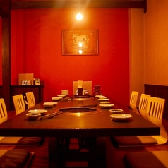 大切な方のお祝いや誕生日などの特別なシーンに最適な個室です。プライベートな空間で、周りを気にせずゆったりとお食事をお楽しみいただけます。落ち着いた雰囲気の中で、記念日を記憶に残る素敵な一日にしてください。