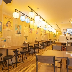 【2～4名テーブル】4名様用のテーブルを6席ご用意しております！ご友人との飲み会や、女子会、会社宴会でのお食事などに最適です！当店はお飲み物の種類も大変豊富◎自慢のやきとんと組み合わせて、お食事の時間をお楽しみください。