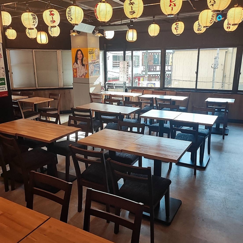 明るく開放的な店内には、2名から4名で利用できるテーブル席がズラリ。宴会のご予約も承ります。