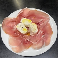 ナポリ直送　水牛モッツァレラと生ハム盛ア合わせ　シングル(１玉)