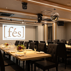 テーブル席【会場設備】パーティーのお食事はテーブル席でどうぞ！立食・着席はもちろん、人数やご要望に合わせたレイアウトでお席をご用意させていただきますので、ご予約の際に遠慮なくお申しつけください。テーブルクロスを敷き、華やかにテーブルセッティングをさせていただきます。