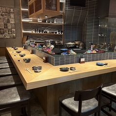 カウンターは11席ございます。