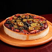 【六本木で味わうシカゴピザ☆絶品でアクセスも良いです☆】高さのある生地に溢れんばかりの具材で焼き上げた【シカゴピザ】クラフトビールに合う食事も併せてご利用頂きたいです!少人数～団体様でのご予約お待ちしております☆窯で焼きあげる本格的シカゴピザですので、当店をご利用くださいませ☆