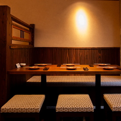 ゆっくりご寛ぎいただけるソファー席。4名様×3卓。