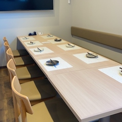 【落ち着いたモダンな寛ぎ空間】家族や友人との会話が弾む、温かみのある空間は、大人の隠れ家として特別な日のディナーにも最適♪大人数で利用できるテーブル席もございます!当店の鉄板焼きを心ゆくまでお愉しみください。