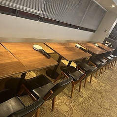 温もり感じる木のテーブル席で、リラックスしたひとときをお楽しみください。