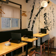 ゆったりとしたソファ席や、2名様、4名様など人数に合わせて利用可能なテーブル席が並んでいます。レイアウト変更も可能なため、少人数から各種ご宴会まで幅広いシーンに対応。温かい空間の中で、自慢の熟成牛タンを囲みながら、周りを気にせず仲間と盛り上がるひとときをお楽しみいただけます。