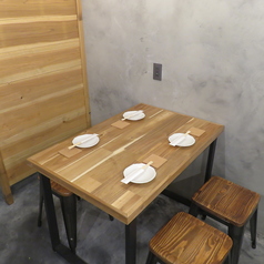 背もたれのない椅子を使用しているので、開放感があります。