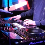 DJの生ライブを目の前でご覧いただけます！