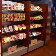 お菓子・カップラーメンなど販売しています