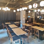 最大4名様まで座れるテーブル席。賑やかな雰囲気の中で、自慢の料理とお酒を心ゆくまで堪能。