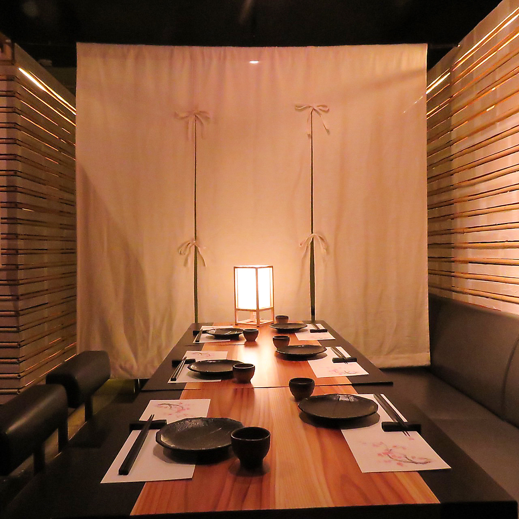 個室やカウンターのお席は和モダンの落ち着いた空間