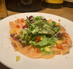 スモークサーモンのカルパッチョ