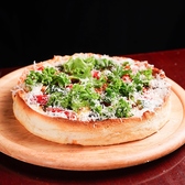 【六本木で味わうシカゴピザ☆絶品でアクセスも良いです☆】高さのある生地に溢れんばかりの具材で焼き上げた【シカゴピザ】クラフトビールに合う食事も併せてご利用頂きたいです!少人数～団体様でのご予約お待ちしております☆窯で焼きあげる本格的シカゴピザですので、当店をご利用くださいませ☆