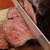 6時間低温仕上げ！厚切りローストビーフ♪「ローストビーフは薄くスライス」という概念を覆す、ステーキの様に厚切りのローストビーフをご提供いたします！カットはカシワカット（100g）、ガウディムカット（120g）、ニューヨークカット（150g）からお選びいただけます。1480円（税別）～