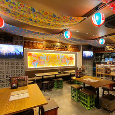 【大人数のお集まりにも◎全28席】広々としたオープンスペースでのカラオケがお楽しみいただけます♪みんなでワイワイお過ごしください！