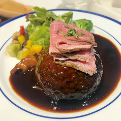 チーズ in ハンバーグ on ローストビーフ