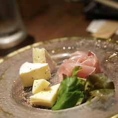 生ハムとチーズの盛り合わせ