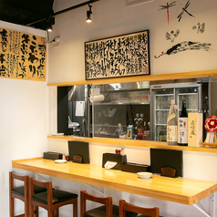 調理の様子を間近で見られる臨場感あふれるカウンター席は、お一人様やサク飲みに最適です。明るい木目のカウンターとシックなハイチェアが、落ち着いた雰囲気を演出。お仕事帰りにふらっと立ち寄り、職人技を楽しみながら、自慢の牛タンと宮城の地酒をゆっくりとご堪能ください。