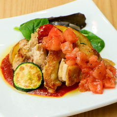 熟成鶏のガーリックトマトステーキ