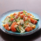 海の幸をふんだんに使用した「うみんちゅ海鮮サラダ」は、新鮮な魚介と彩り豊かな野菜が楽しめる贅沢な一品。さっぱりとした味わいで、泡盛やオリオンビールとの相性も抜群です。見た目も華やかで、宴会や仲間との乾杯に彩りを添える、当店おすすめの一品メニューです！