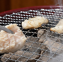 新鮮なホルモンを炭火で焼き上げる贅沢な味わいの写真