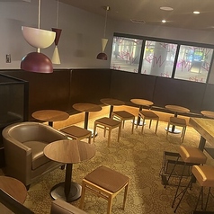 おしゃれな木のテーブル席で、食事を美味しく楽しめる特別な時間をどうぞ。