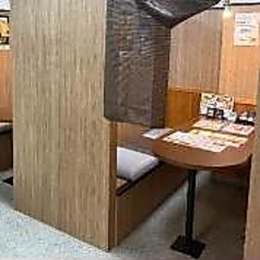 【1～4名様まで対応可】少人数やデート利用などに最適な、4名様まで受付可能な半個室のBOX席をご用意！周りを気にせずゆったりとお食事が楽しめます♪ネット予約はBOX席のみ可です※2階はすべて禁煙、1階は加熱式タバコのみ可。外には喫煙所あり