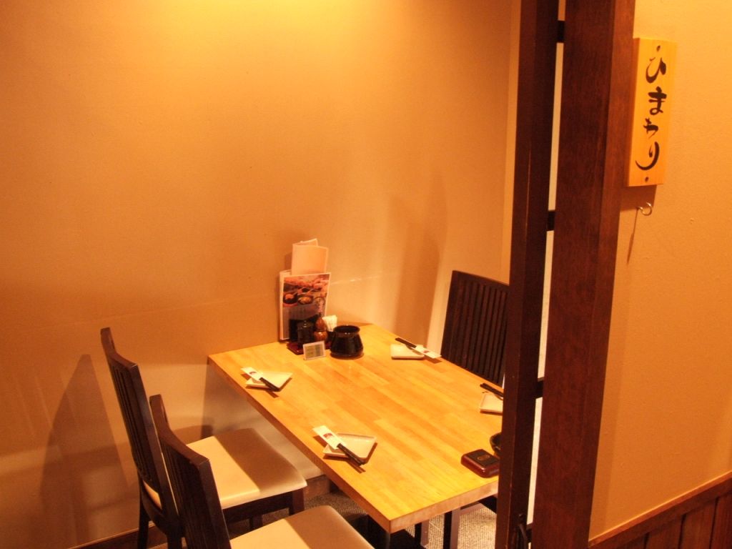 接待・大人のコンパ・お食事会に人気の個室(4名×3室、8名×1室)。人気ですのでご予約がお勧めです。