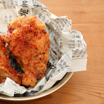 甘辛に味付けされたスパイシーなヒョンチャンチキンはお酒との相性最高です！