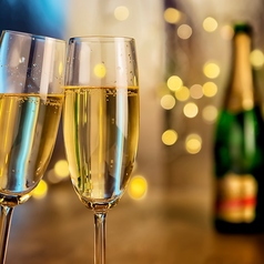 ご利用人数に合わせてレイアウトを自在に調整できる、洗練されたテーブル席をご用意しております。カーテンでやわらかく仕切ることで、上質な半個室空間へと演出。周囲を気にせずお寛ぎいただける落ち着いた雰囲気の中、大切な方々との語らいをゆったりとお愉しみください。