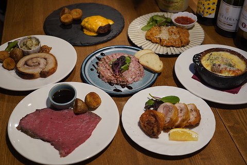 特製前菜盛合せやSNSで話題のハンバーグに本格パスタや自家製ピザが食べ飲み放題♪