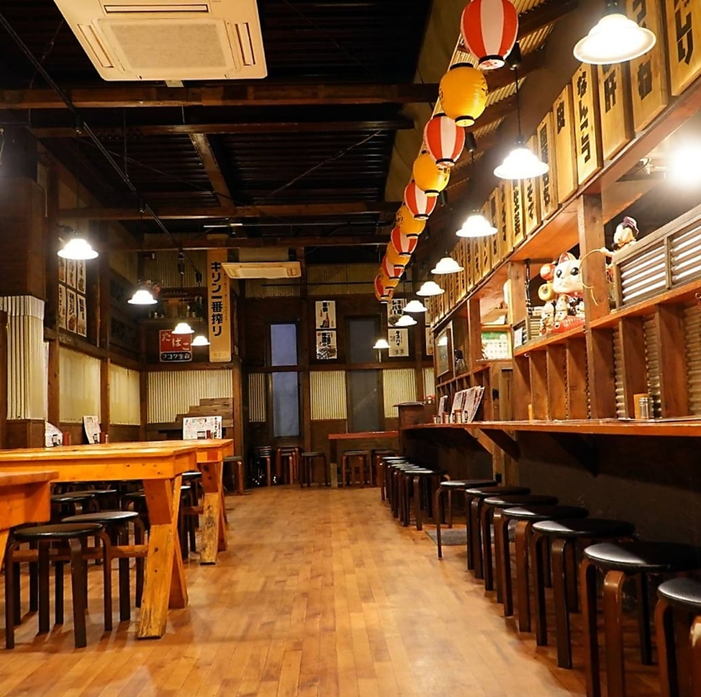 広々としたレトロな雰囲気の店内でお食事をお楽しみください！