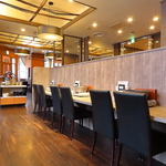 一人でも周りを気にせずお食事が出来るカウンター席を完備！