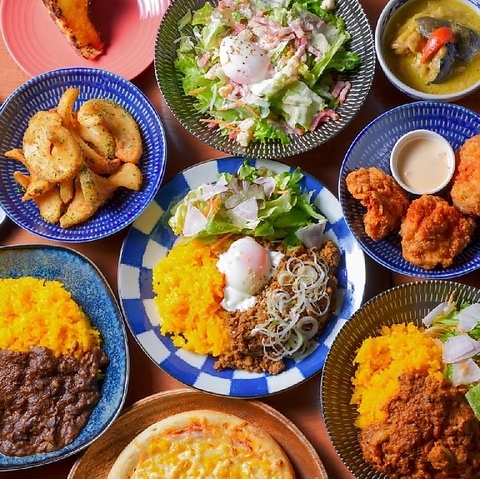 昼はカフェ、夜はバル。カレーもピザもパフェもお酒も楽しめるお店♪