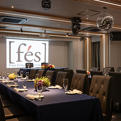 【中央セッティング後】ターンテーブルはクラブシーンでも人気のCDJ-850を設置音響・照明・映像でライブ感あふれる演出も可能。素敵なパーティをお約束致します。結婚式二次会・同窓会・誕生日・記念日・会社の季節毎の宴会・学生の打ち上げなど様々なシーンの宴会にもご利用頂けます♪