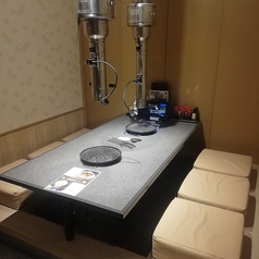 【全室個室】心地よい温もりのある掘りごたつ席は、全て完全個室でプライベート感満載。落ち着いた雰囲気の中で、デートや、会社宴会にもぴったりです。広々とした空間で、リラックスしながらゆっくりとお食事を楽しみ、思い出に残るひとときをお過ごしください。