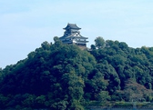 木曽川を挟んで山の上にある国宝犬山城が眺めながらお食事ができる。お店から犬山城へは、徒歩5分とすぐ。
