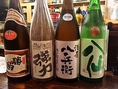 日本酒・焼酎紹介　　《勝駒》飲み口は一見軽やかでフルーティーな上品さを持ち合わせています。透明感がありながら一本筋の通ったバランスは上質な吟醸酒です。（常時入れ替わってるのでない場合もございます。）