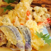 新鮮野菜や魚介の天ぷらもご用意してます。サクッとした食感と洗練された味わいがおすすめです。