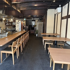 ゆったりとお過ごしいただけるテーブル席になります。